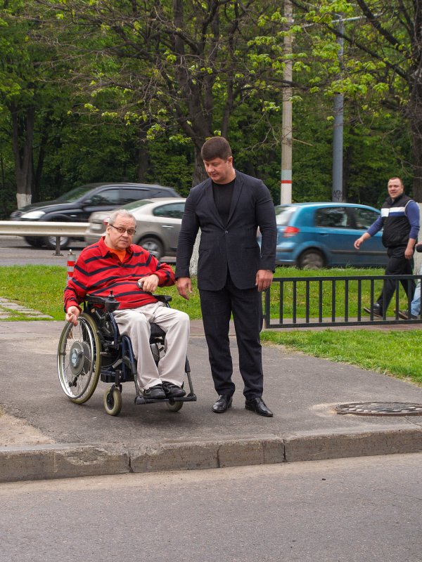 Руководитель администрации Химок Владимир Слепцов и колясочник Владимир Гужев вместе работают над созданием комфортной городской среды.